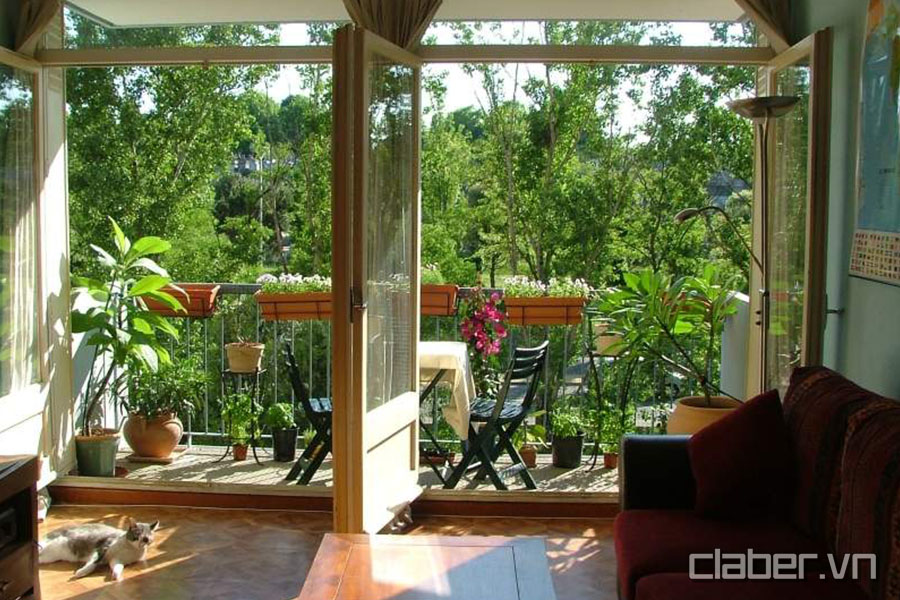 25 trang tri ban cong nho chung cu nha pho hep bang cay va hoa