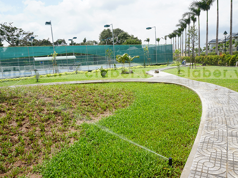 hệ thống tưới phun mưa vườn uốn cong