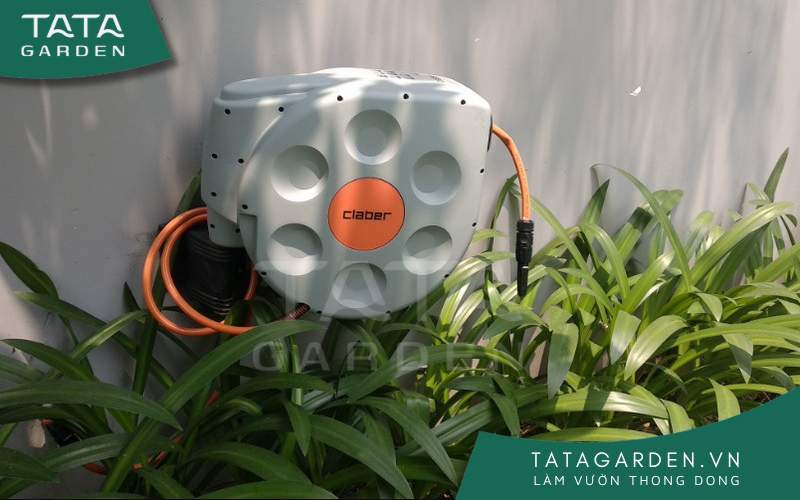 Sử dụng thiết bị tưới hỗ trợ cho việc tưới cây