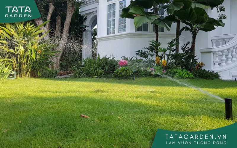 Béc tưới phun xoay 90474 có thể tưới với bán kính lên đến 9 mét.