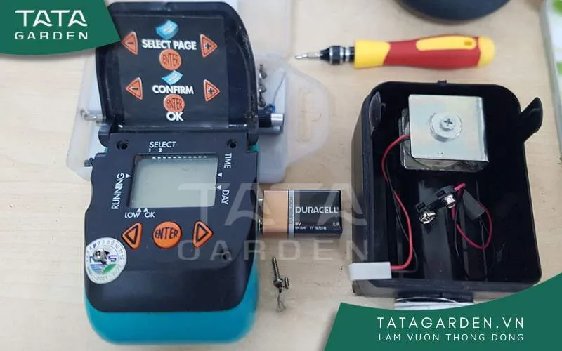 Bước 1: Mở 2 nửa Timer ra, tháo pin, vặn mở vít.