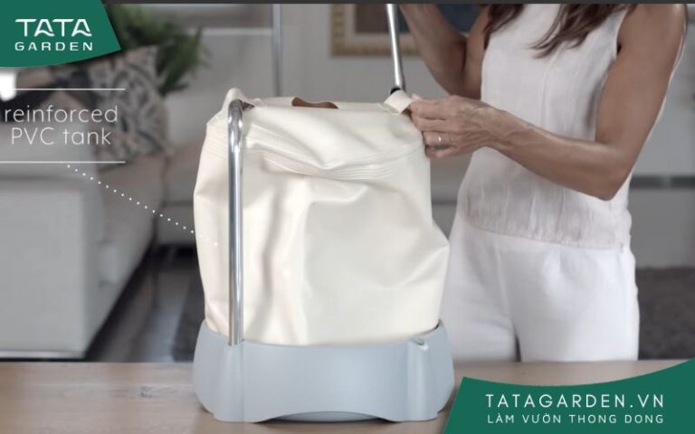 Xỏ cây chống dọc hình chữ U úp xuống qua quai túi, gài vào đáy bình.
