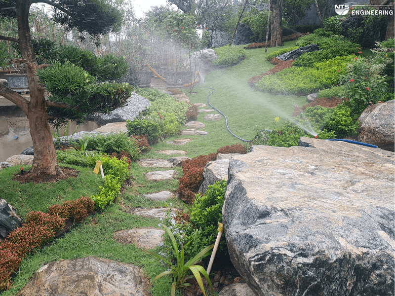 San-vuon-su-dung-he-thong-tuoi-Claber-1