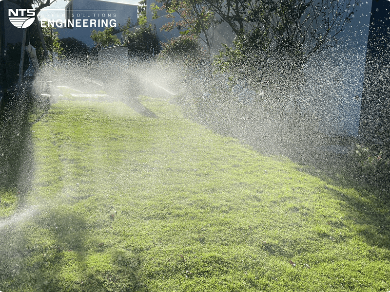 Su-dung-he-thong-tuoi-phun-mua-cho-dien-tich-lon