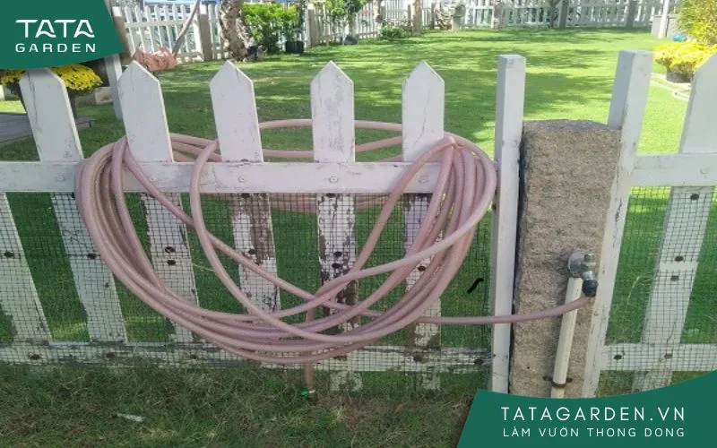 Treo ống tùy tiện ở hàng rào vừa gây mất thẩm mỹ, vừa dễ gập, gãy, rối ống. 