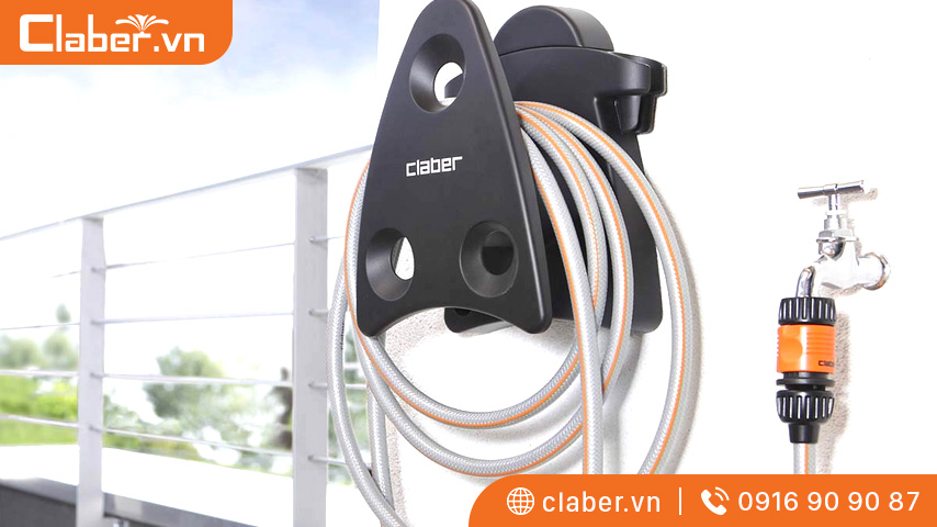 Ống nhựa mềm dẫn nước từ máy bơm lên vòi tưới cây