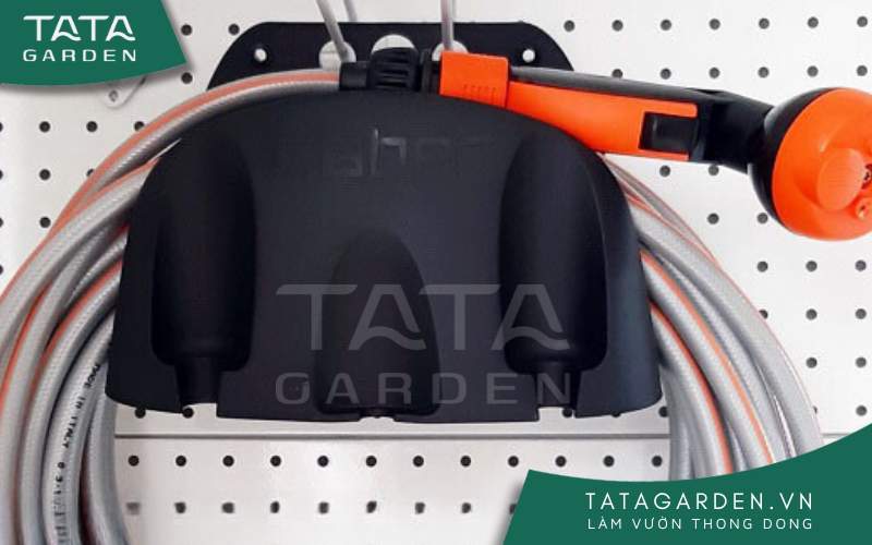 Máng treo giúp cuộn vòi được cố định gọn gàng