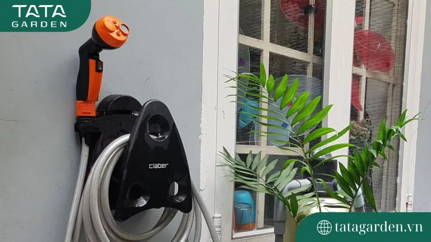 Cuộn vòi tưới cây ban công