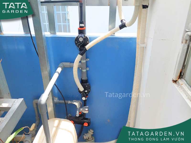 Hai van điện từ, một van sử dụng cho kênh tưới phun sương, một van chờ sẵn cho kênh tưới nhỏ giọt