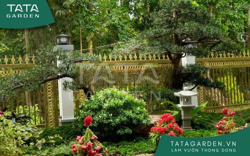 Đầu tưới nhỏ gọn nhìn thật kỹ mới thấy, không sợ ảnh hưởng cảnh quan khu vườn.