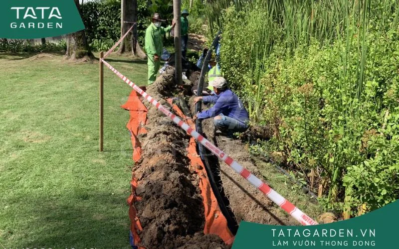 Lắp đặt ống nước vào hệ thống tưới cây tự động