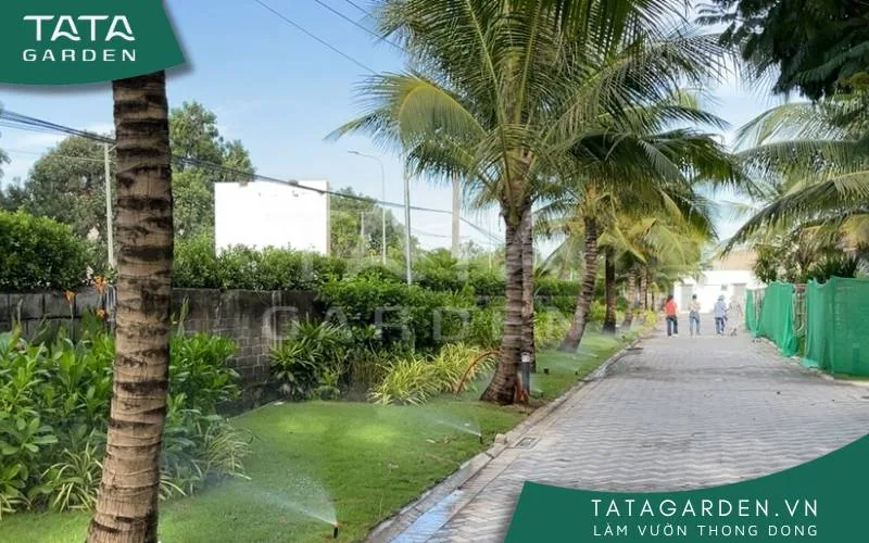 Hệ thống tưới tự động giúp khu vườn ngày càng đẹp và xanh tốt.