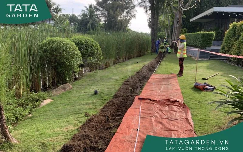 Căng dây hỗ trợ đào rãnh đặt ống dẫn nước.