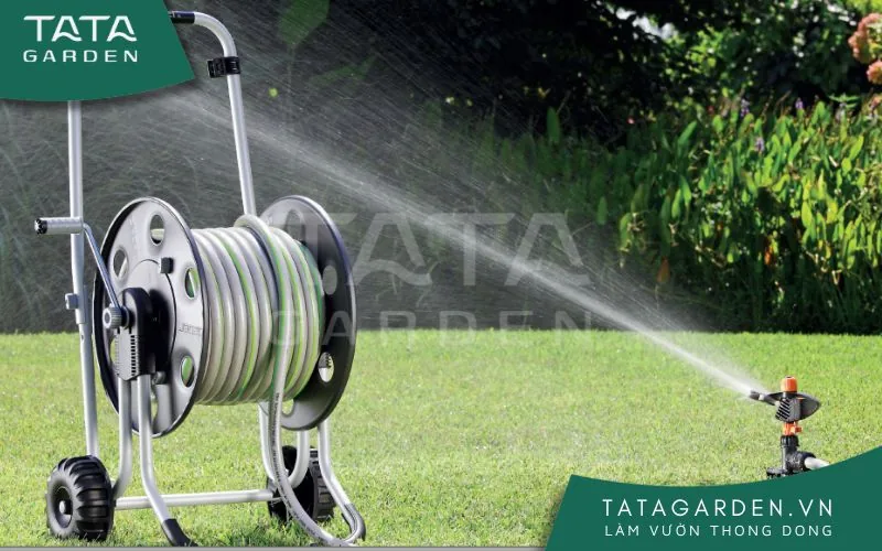 Cuộn dây tưới cây 50m được sử dụng với khung xe đẩy và béc tưới cỏ
