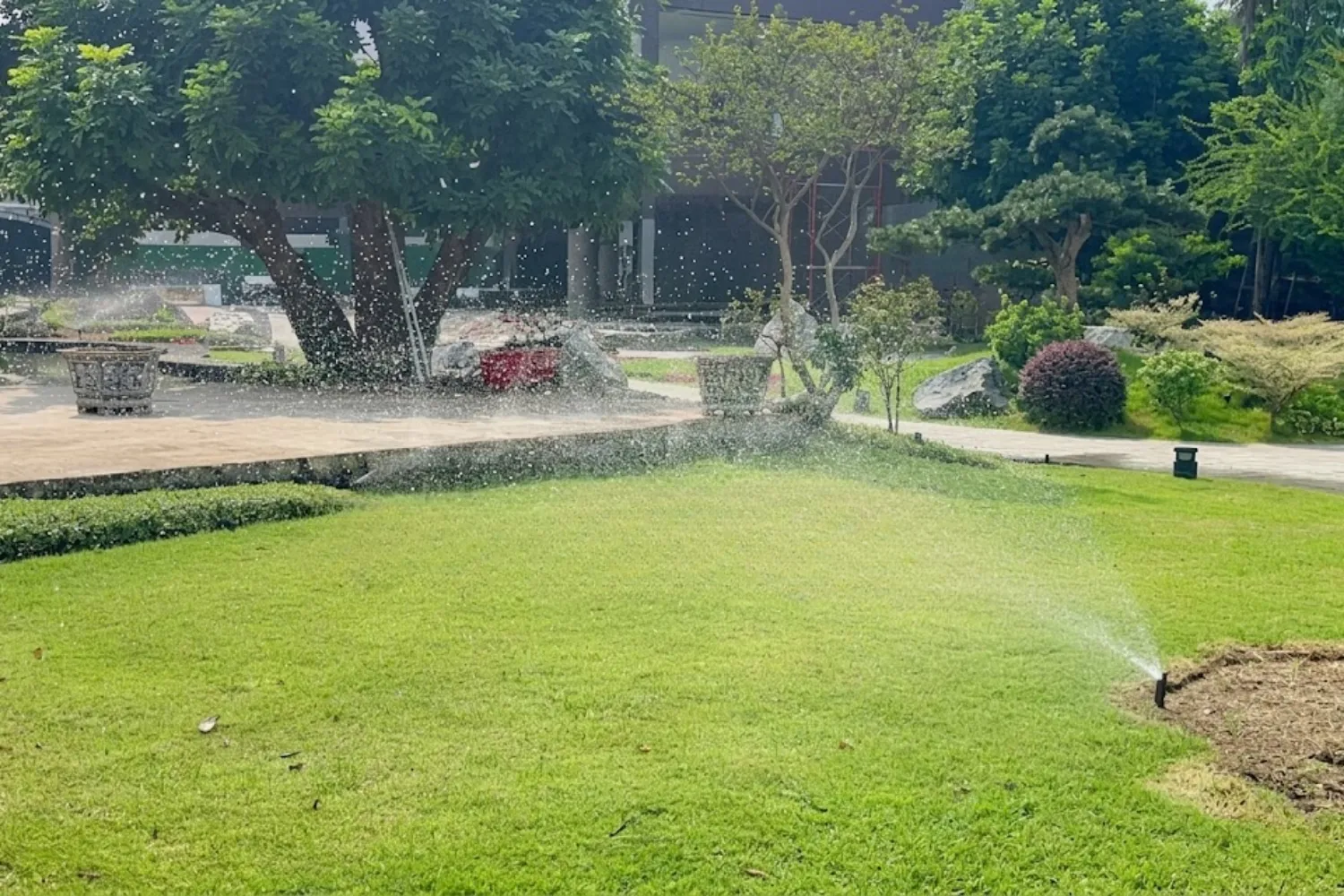 Hệ thống tưới cho vườn biệt thự rực rỡ