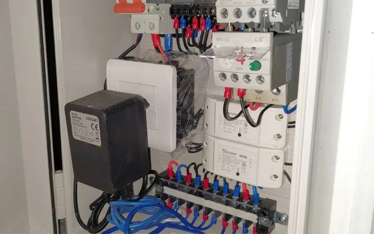 Tủ điện điều khiển hệ thống tưới bằng wifi nhà khách