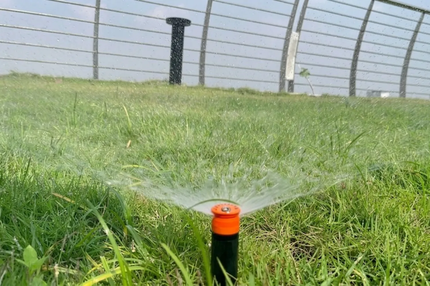 Béc tưới hoạt động ở sân vườn