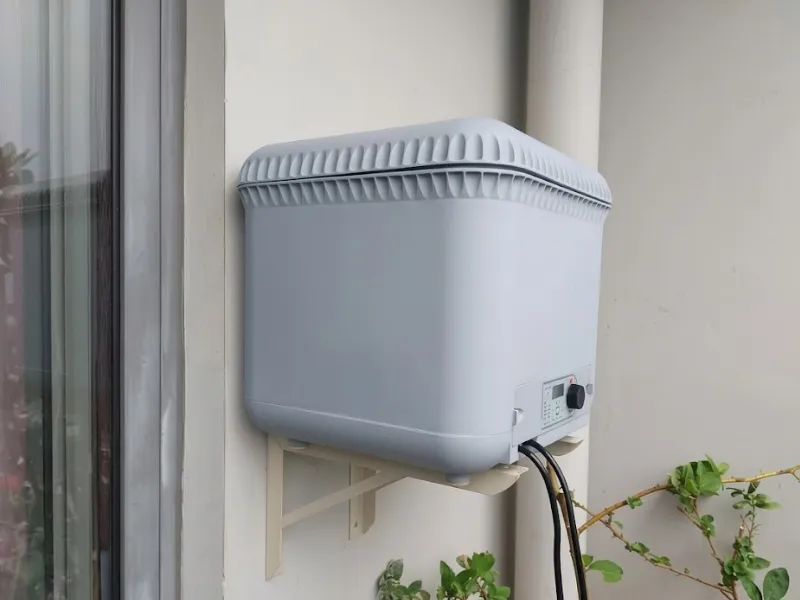 Lắp đặt bộ bình tưới cây tự động nhỏ giọt Oasis cho ban công căn hộ tại Masteri Thảo Điền, Quận 2