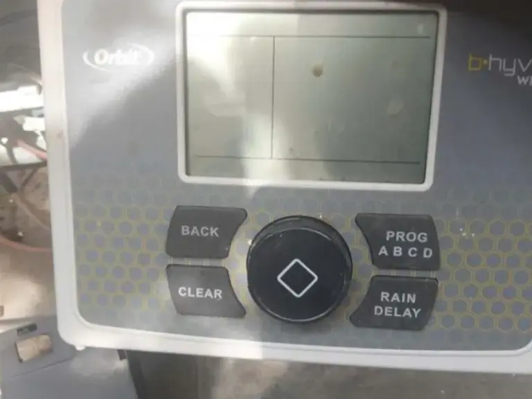 Bảo trì hệ thống tưới lỗi bo mạch và hết pin bộ điều khiển cho khách hàng tại Quận 7